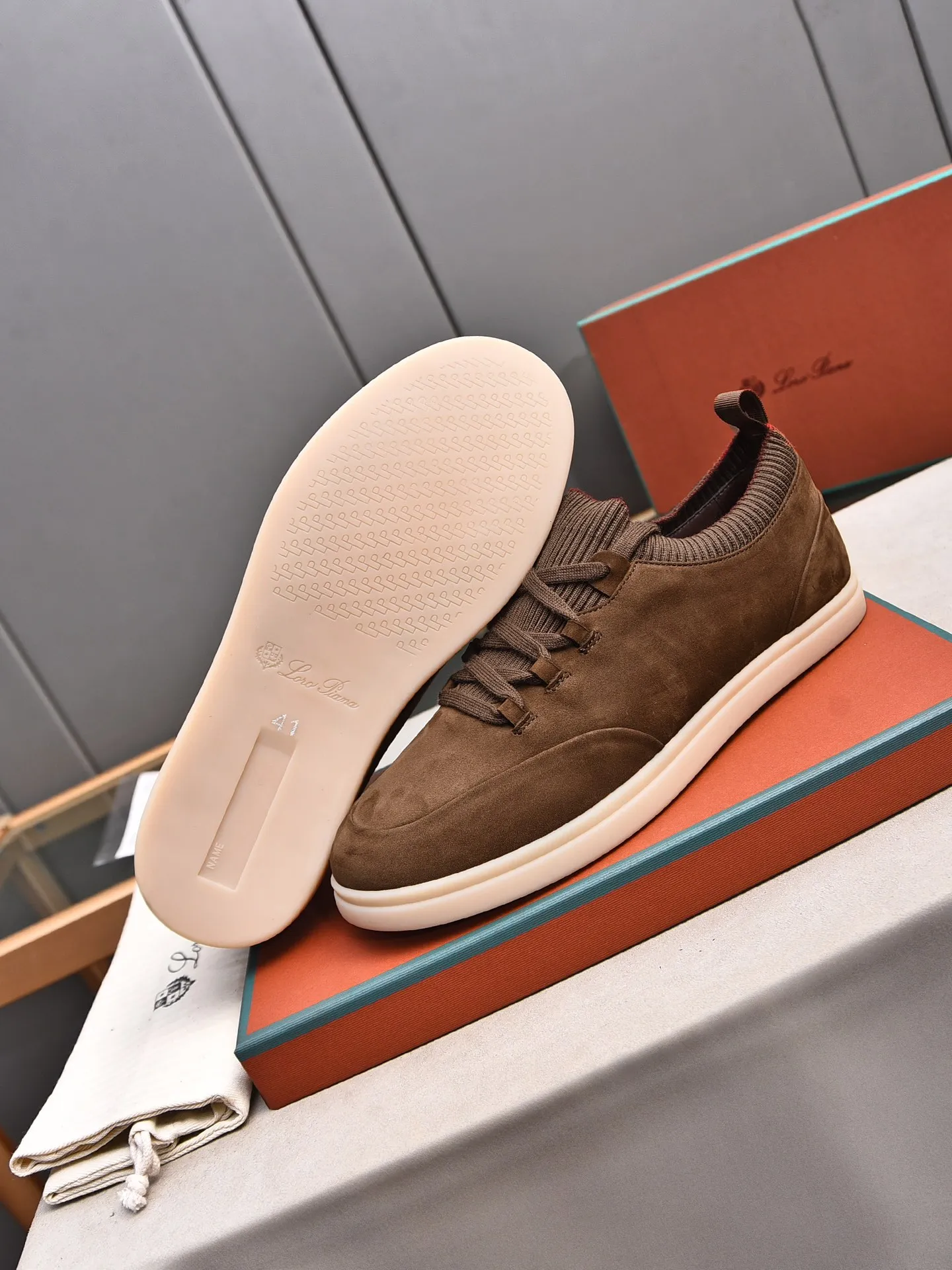 Men's Men's Shoes 💰500 LP's new product Loro Pian* 诺yo* Pianya Soho Walk These casual shoes and loafers are made of first-layer small nubuck cowhide. The texture is light, soft and comfortable. The mouth and tongue are decorated with high-density two-color knitting. The heel is decorated with a Kummel-colored original webbing pull-loop, which presents a unique three-dimensional effect. The unique version narrows slightly in the middle, and is decorated with details of the same material as shoelace eyelets. The original open-molded lightweight TPU rubber sole and spikes enhance traction and stability, and are full of modern aesthetic functional details. The rear is equipped with a cushion pad to enhance wearing comfort. It is sold in a complete package at the counter and is available in multiple colors!  Standard counter code number: 38～44# (45 customized)